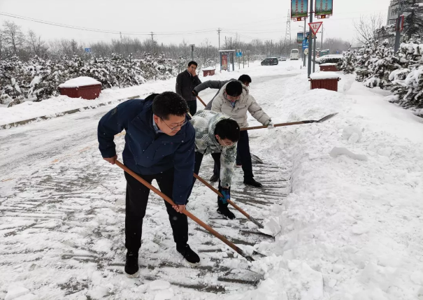 胜游体育·（SY SPORTS）官方网站
组织全体员工扫雪除冰(图2)