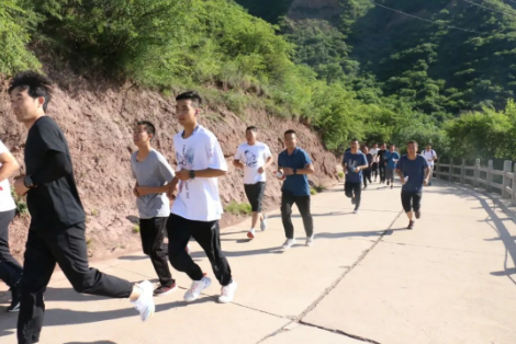 助力文旅市场 展示产投风采——胜游体育·（SY SPORTS）官方网站
组织开展员工登山比赛活动(图3)